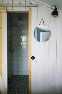 Ett badrum på Brännö Varv Bed & Breakfast