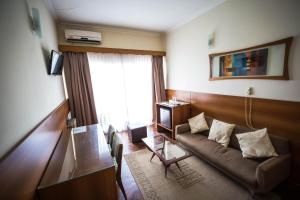 A seating area at Grand Hotel Rio Cuarto