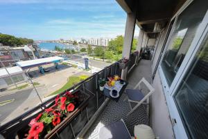 balkon z kwiatami i widokiem na miasto w obiekcie Apartment Ana & Marko w mieście Zadar