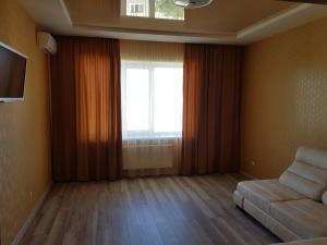 Μια τηλεόραση ή/και κέντρο ψυχαγωγίας στο New apartment on Parkovaya