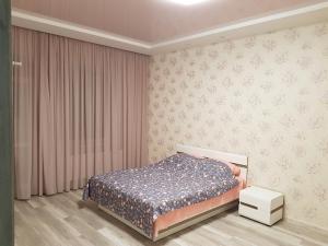 sypialnia z łóżkiem i komodą w obiekcie New apartment on Parkovaya w mieście Czarnomorsk
