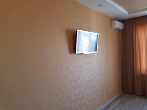 een flatscreen-tv op de hoek van een muur bij New apartment on Parkovaya in Chornomorsk