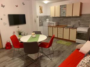 Kuchyň nebo kuchyňský kout v ubytování Apartment Futura