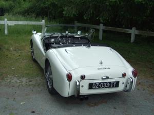 un coche descapotable blanco estacionado en un campo en L'Auberge de la Forêt, en Mervent