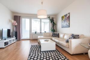salon z kanapą i telewizorem w obiekcie Prostorný 3 pokojový apartmán s dvěma terasami w Pradze