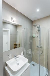 Kúpeľňa v ubytovaní Nica Old Town Free Parking Spacious Sunny Terrace + 20 fotografií