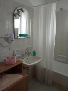 Bilik mandi di Small Town Apartment