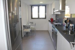 uma cozinha com um lavatório e uma bancada em Suite Home Los Alamos sol, playa y golf , parking&Wifi em Torremolinos