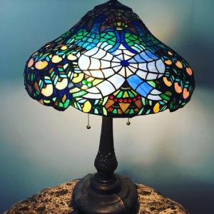 een glas-in-loodlamp op een tafel bij Prince Street Suites in Charlottetown