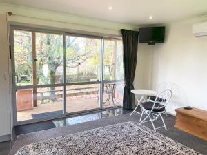 Χώρος καθιστικού στο Mirror Creek Holiday Cottage