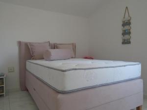 2 colchones apilados uno encima del otro en una habitación en Apartment Selman, en Nin 196 fotos más