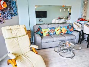 sala de estar con sofá y silla en Ocean Oasis at Ocean Pointe en Tavernier