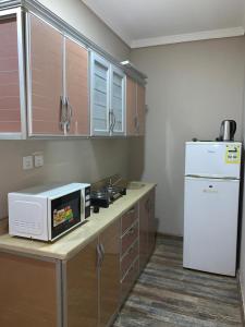 Kitchen o kitchenette sa Dorar Rabigh Complex Residential Units