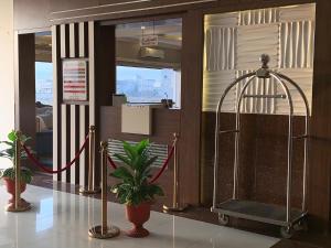 un vestíbulo con ducha con una planta en Dorar Rabigh Complex Residential Units, en Rabigh