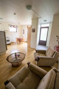uma sala de estar com dois sofás e uma mesa em Saurbær Apartment em Varmahlid