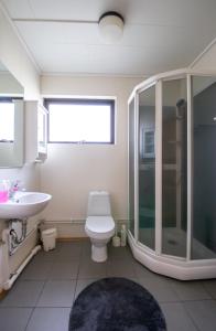 Et badeværelse på Saurbær Apartment