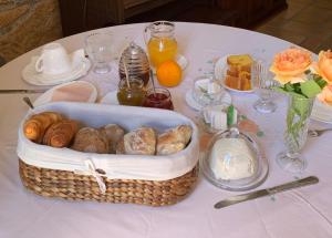 a table topped with a basket of croissants and oranges at Quinta de Canhões in São Pedro do Sul