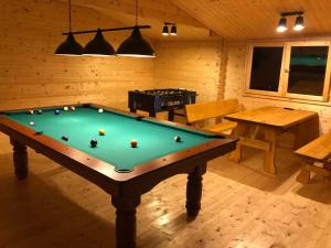 a pool table in the middle of a room at Zajazd Gościniec in Nowosiolki-Kolonia