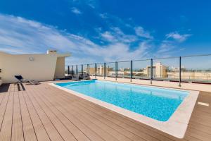 una piscina en la azotea de un edificio en Ria House - beautiful apartment with swiming pool, en Olhão