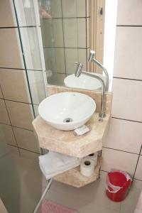 a bathroom with a sink and a mirror at Hotel Morada do Mar in Guarujá