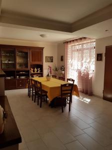 a dining room table and chairs in a kitchen at B&B la casetta di Lilly in Amelia