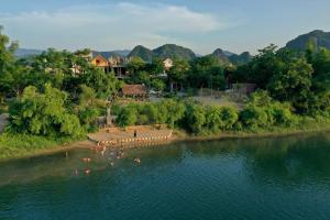 un grupo de personas nadando en un río en Phong Nha Village House, en Phong Nha