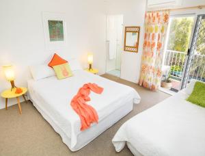 12 The Islander Resort في بوينت لوكاوت: غرفة نوم بسريرين عليها امرأة