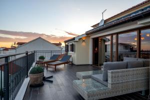 un balcone con divani e sedie in una casa di Nomad Luxury Villa a Vodice
