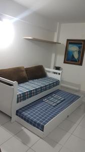 Cama en habitación blanca con colchón azul en Seu AP 811, en Maceió
