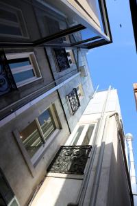 budynek z drzwiami i balkonem w obiekcie Studio 4 - Saint George Accommodation w Melbourne