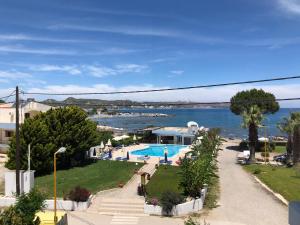 Výhled na bazén z ubytování Elpida Beach Studios nebo okolí