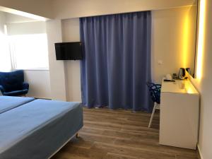 TV a/nebo společenská místnost v ubytování Elpida Beach Studios