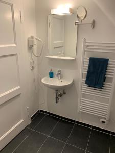 A bathroom at Zum armen Mann