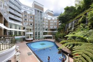 - une vue sur la piscine située dans un bâtiment dans l'établissement Le Midi Hotel Chitou, à Lugu