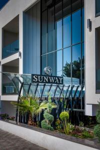 un cartello di accesso al sole sul lato di un edificio di Sunway Hotel a Kallithea