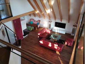 vista sul soffitto di un soggiorno con mobili rossi di Ferienloft Dalum a Geeste