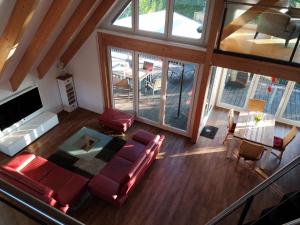 an overhead view of a living room with red furniture at Ferienloft Dalum in Geeste