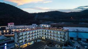 duży budynek z oświetleniem na górze w obiekcie Gold Beach Resort w mieście Yeosu