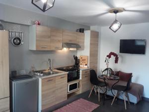 Kuchyňa alebo kuchynka v ubytovaní Limanaki Ss View Apartment