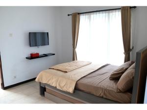 1 dormitorio con 1 cama y ventana grande en Mj's Guesthouse Dog Lovers en Lembang