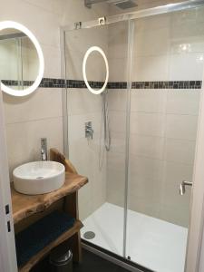 uma casa de banho com um chuveiro e um lavatório. em Les bulles champenoises em Châtillon-sur-Marne
