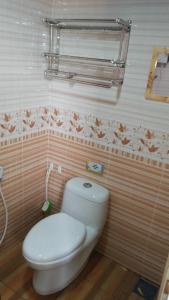 哥打巴魯的住宿－Challet Chengal，一间位于客房内的白色卫生间的浴室