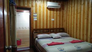 En eller flere senge i et værelse på Challet Chengal + 12 billeder