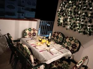 una mesa con sillas y un mantel blanco. en Casa en Urbanización Los Ibicencos, en La Manga del Mar Menor