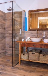 ein Bad mit einer Glasdusche und einem Waschbecken in der Unterkunft Hotel Restaurant Perschler in Rattenberg