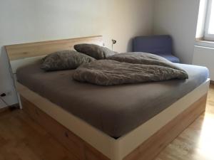 ein Bett mit zwei Kissen auf einem Zimmer in der Unterkunft Ferienwohnung Kirstin Pfeifhofer in Oetz