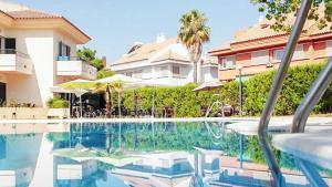 - une piscine en face d'une maison dans l'établissement Hospedium Hotel Apartamentos Simón Verde, à Mairena del Aljarafe