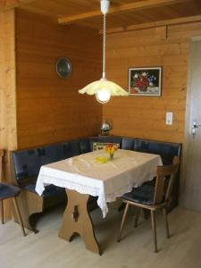 ein Esszimmer mit einem Tisch und Stühlen in der Unterkunft Appartements Bischof in Mellau