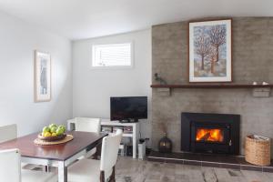 ein Wohnzimmer mit einem Tisch und einem Kamin in der Unterkunft Sandy point hideaway in Sandy Point