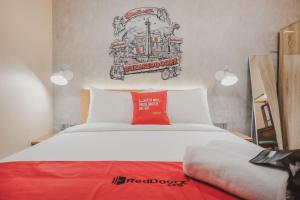 Ένα ή περισσότερα κρεβάτια σε δωμάτιο στο RedDoorz Plus @ Thamrin